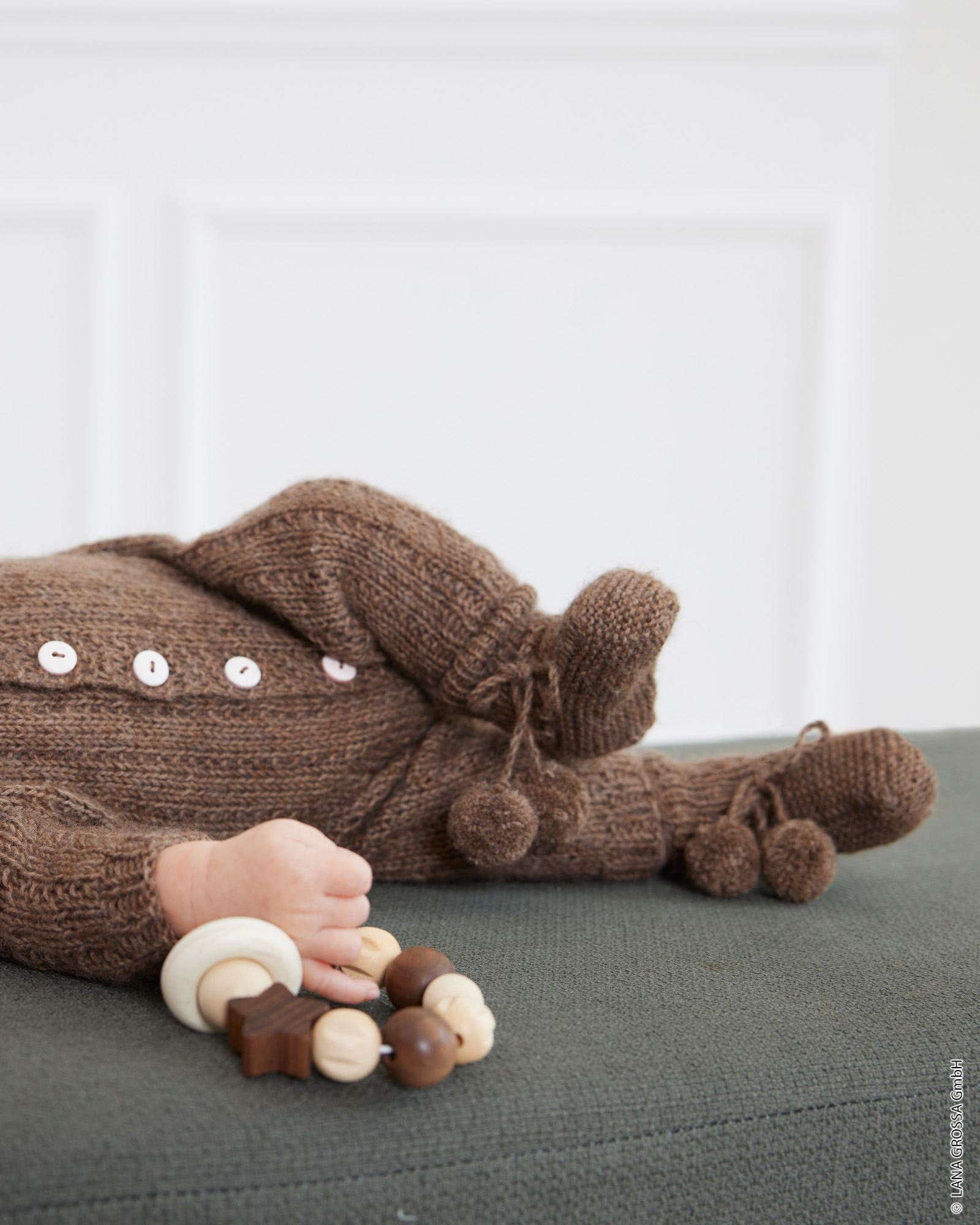 Strickset Schühchen Mit Bommel Aus Ecopuno Von Lana Grossa 3 Strickset Schühchen Mit Bommel Aus Ecopuno Von Lana Grossa – Bild 3