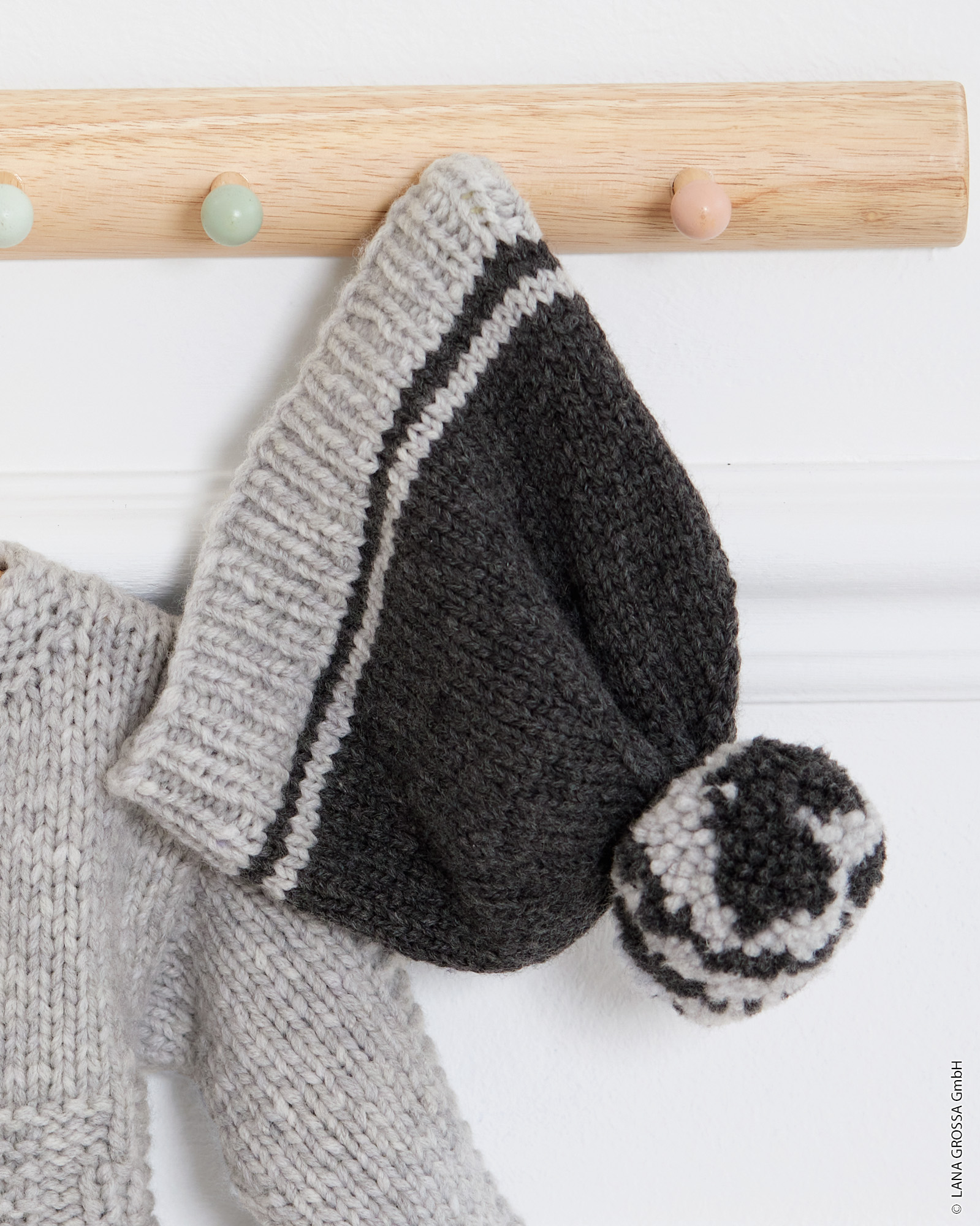 Strickset Zweifarbige Mütze Mit Bommel Aus Cool Merino Big Von Lana Grossa 3 Strickset Zweifarbige Mütze Mit Bommel Aus Cool Merino Big Von Lana Grossa – Bild 3