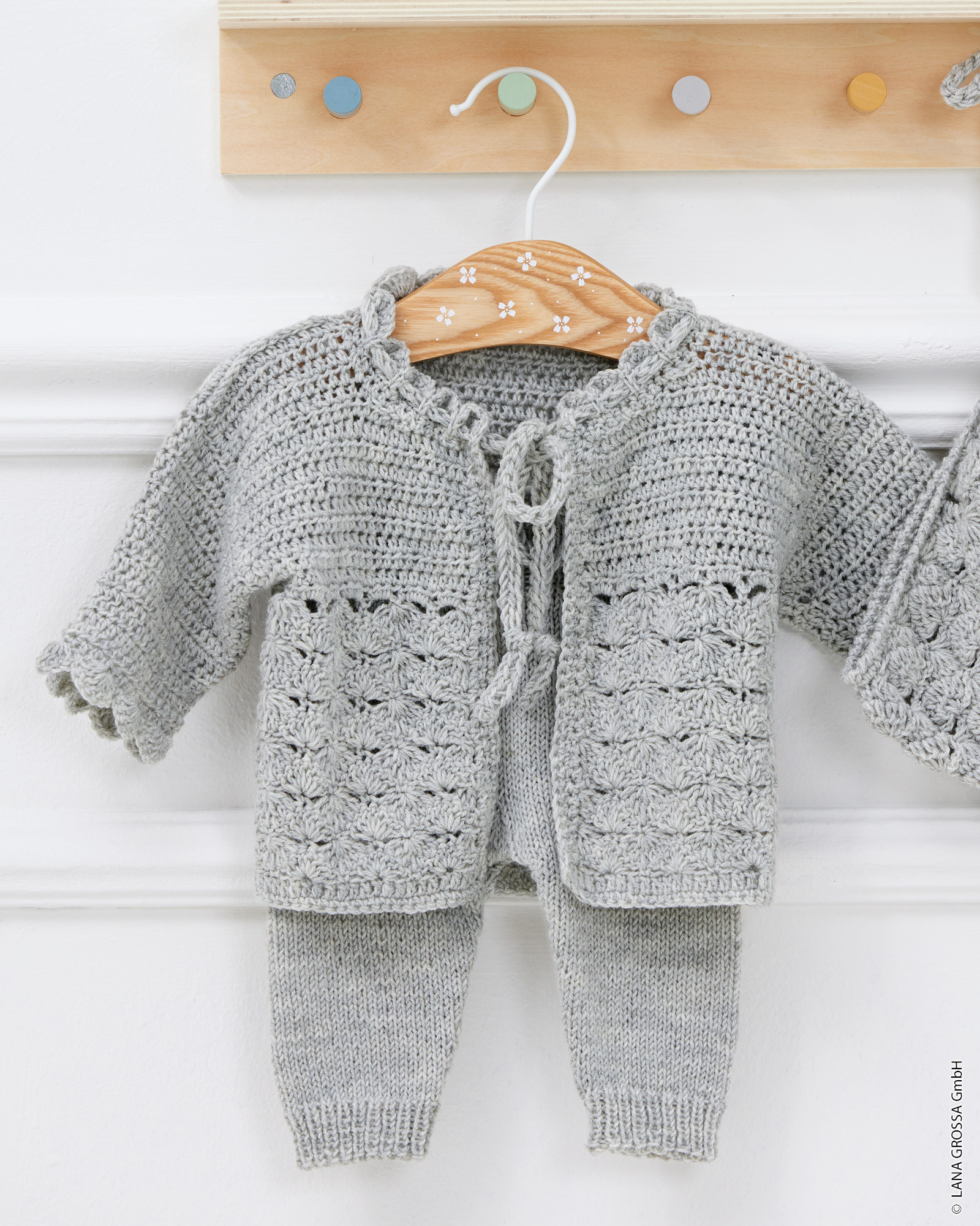 Strickset Häkeljäckchen Mit Muschelmuster Aus Cool Wool Baby Von Lana Grossa 3 Strickset Häkeljäckchen Mit Muschelmuster Aus Cool Wool Baby Von Lana Grossa – Bild 3