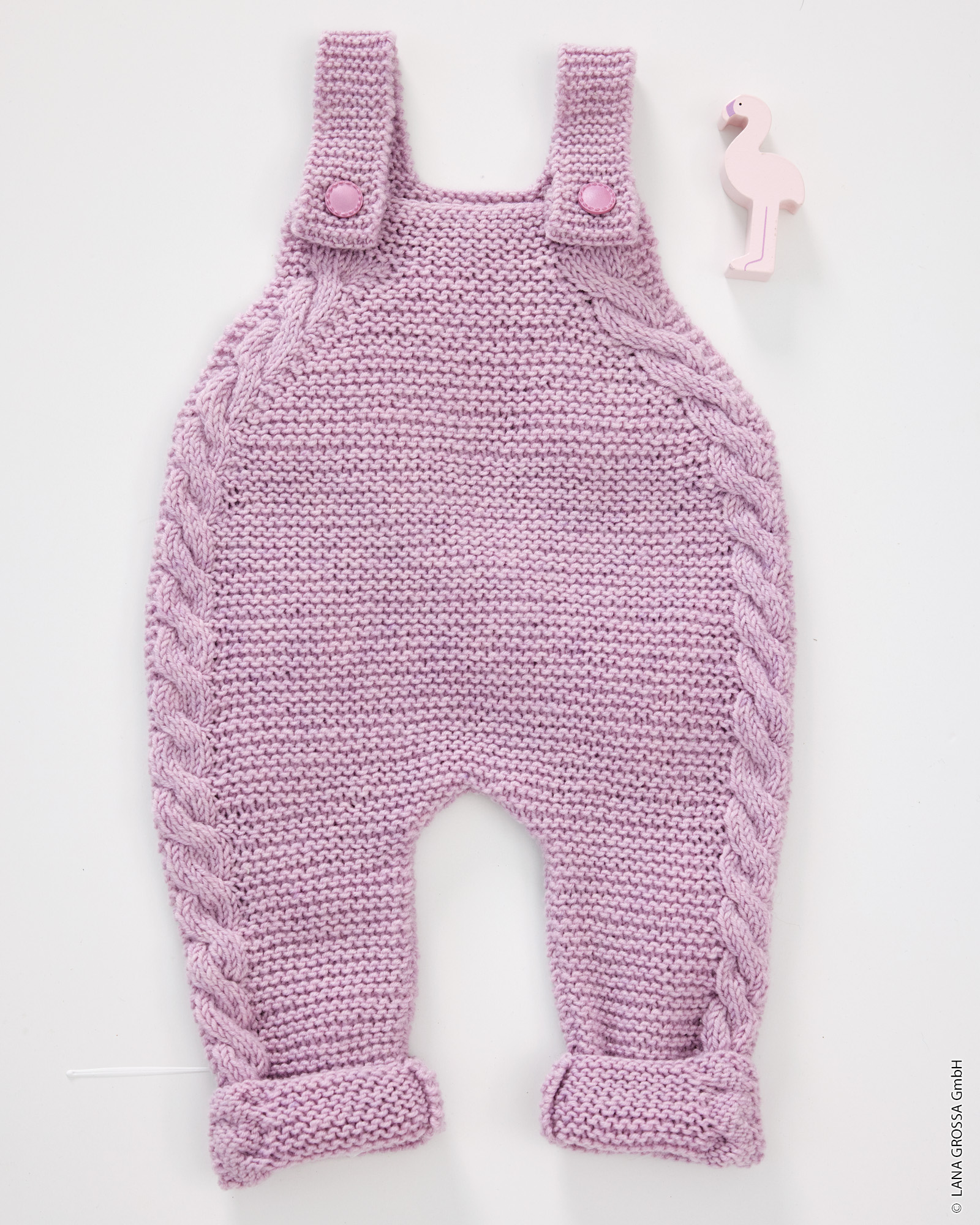 Strickset Latzhose Mit Zopfmuster Aus Cool Wool Von Lana Grossa 3 Strickset Latzhose Mit Zopfmuster Aus Cool Wool Von Lana Grossa – Bild 3