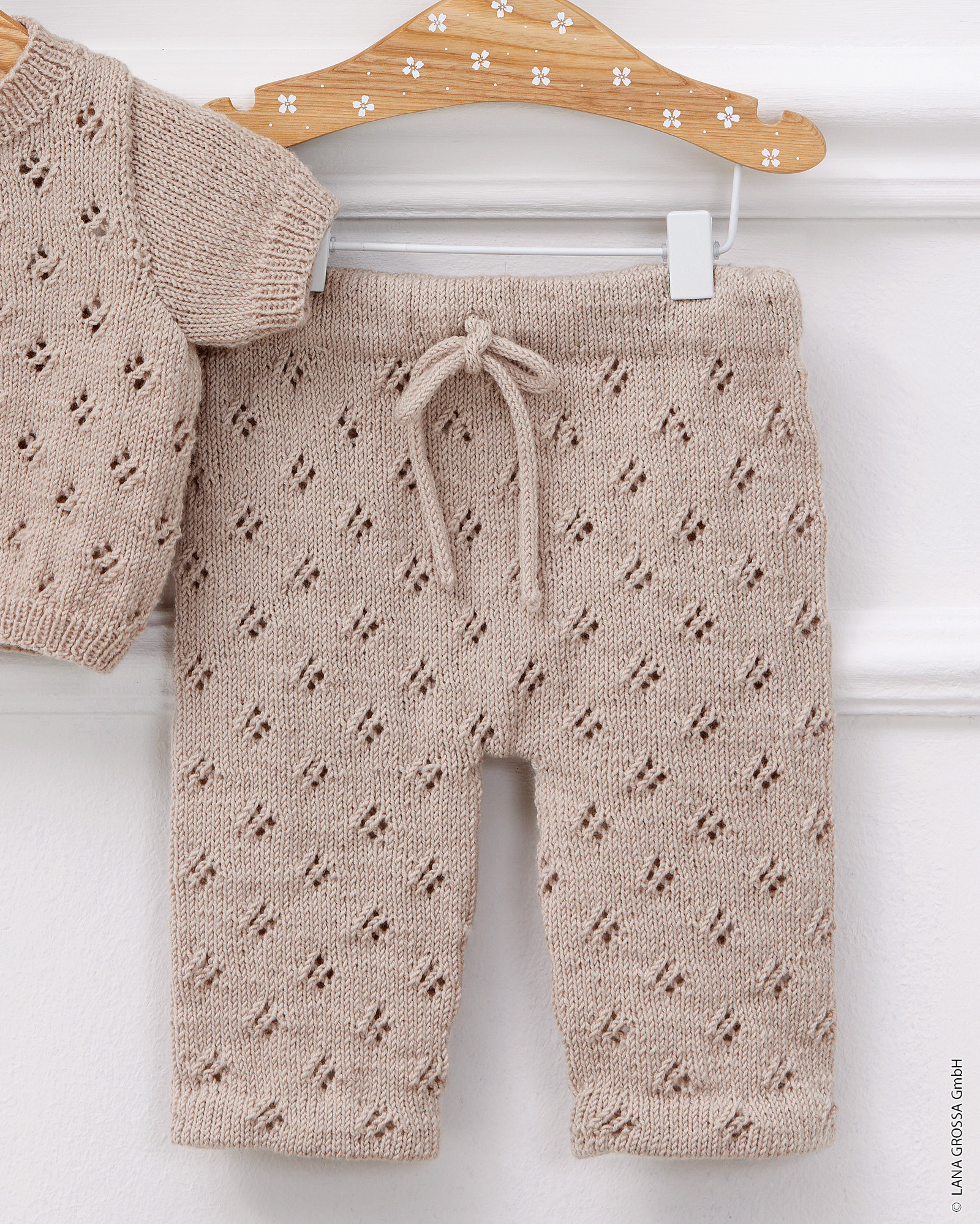 Strickset Hose Mit Ajourmuster Aus Cool Wool Baby Von Lana Grossa 3 Strickset Hose Mit Ajourmuster Aus Cool Wool Baby Von Lana Grossa – Bild 3
