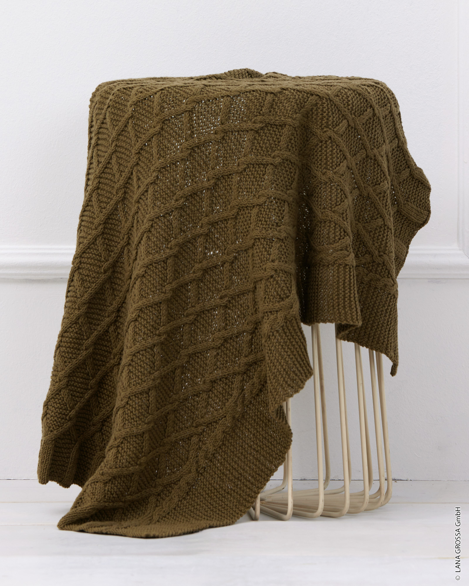 Strickset Decke Mit Zopfmuster Aus Elastico Von Lana Grossa 1 Decke Mit Zopfmuster - Elastico