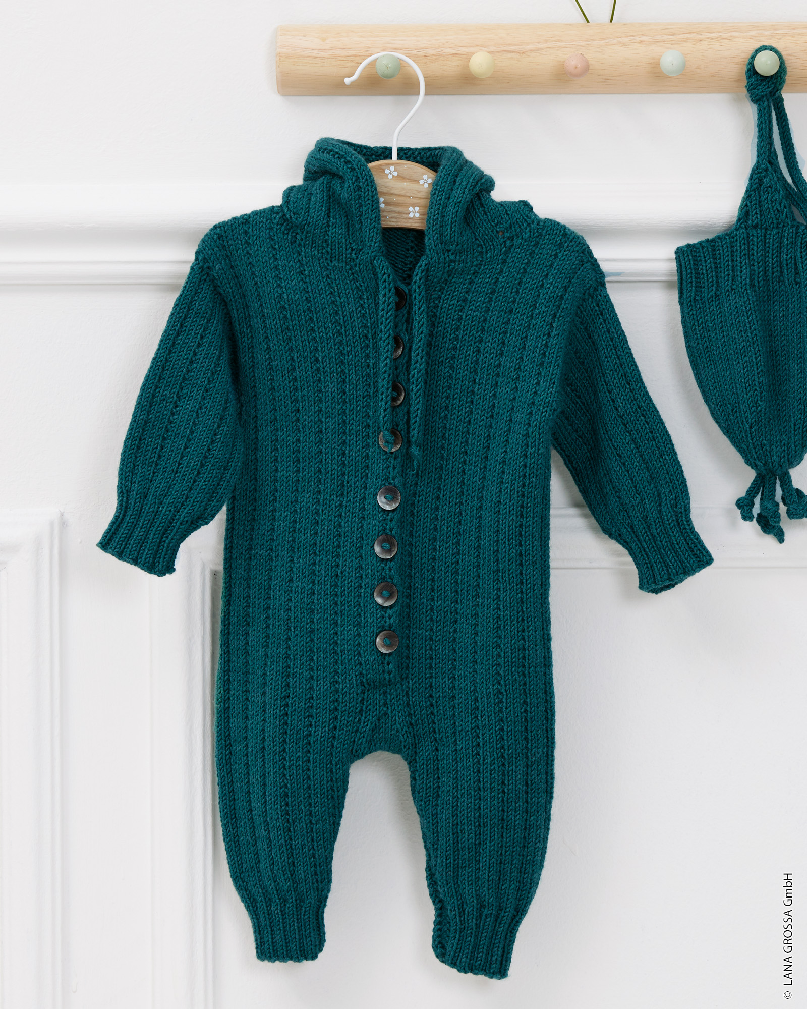 Strickset Overall Mit Streifenmuster Aus Cool Merino Big Von Lana Grossa 3 Strickset Overall Mit Streifenmuster Aus Cool Merino Big Von Lana Grossa – Bild 3