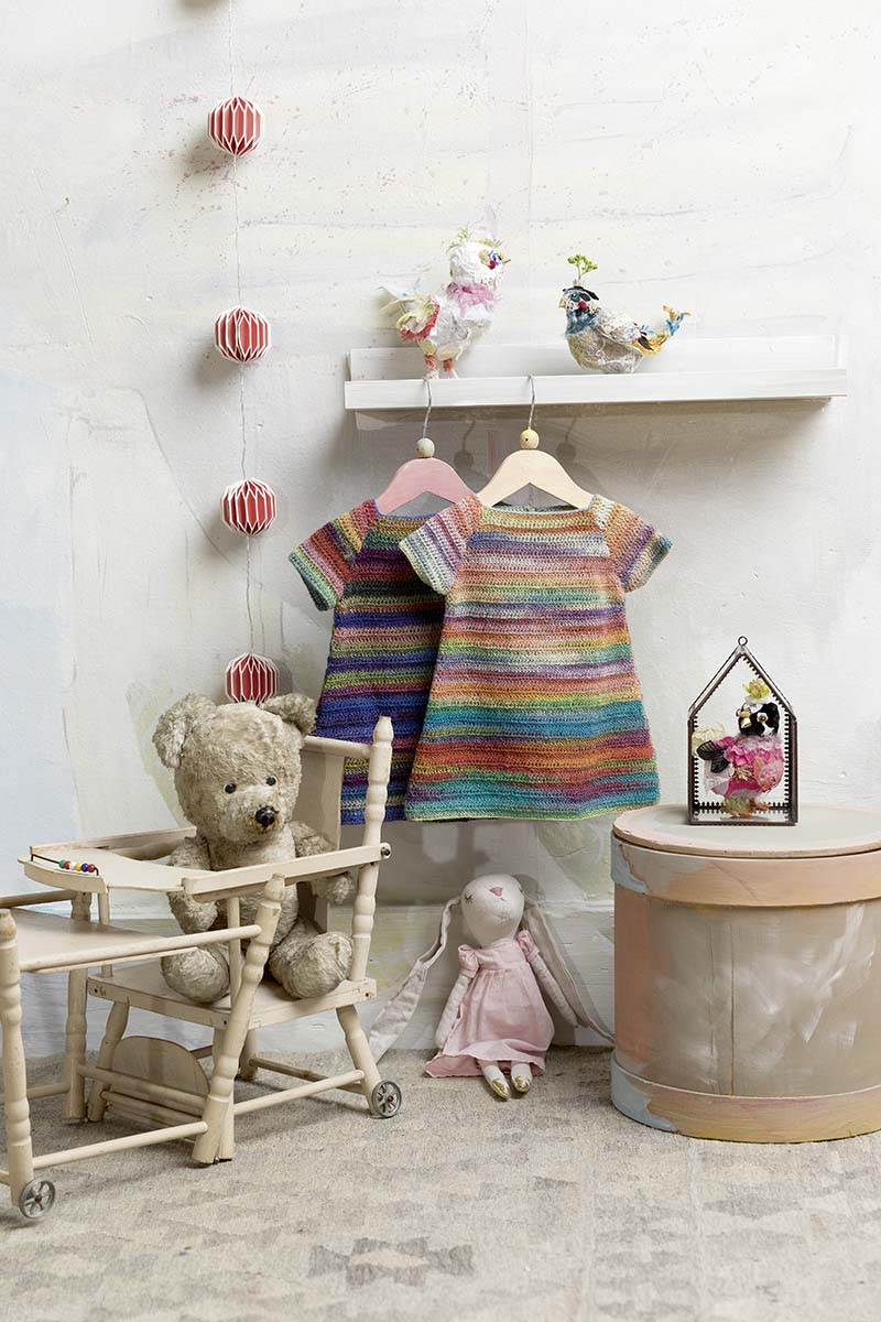 Strickset Kleid Aus Mille Colori Baby Von Lang Yarns 2 Strickset Kleid Aus Mille Colori Baby Von Lang Yarns – Bild 2