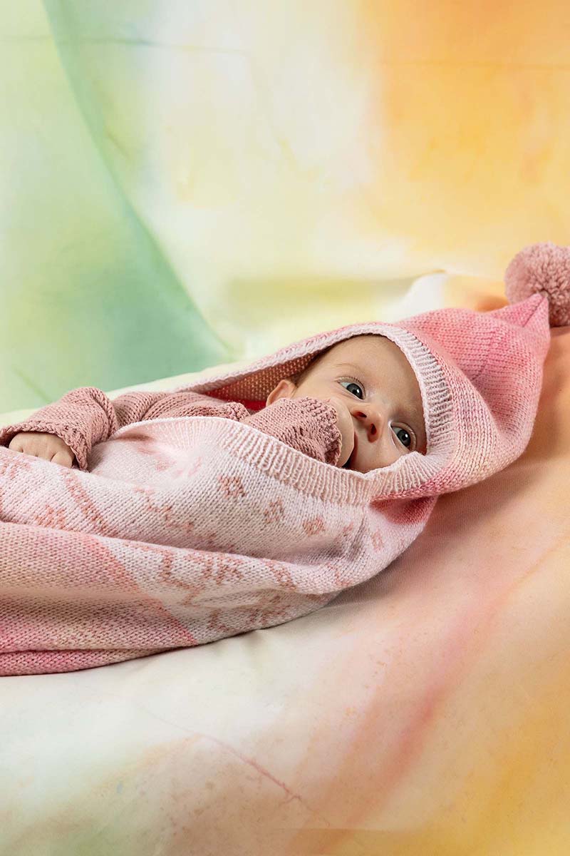 Strickset Pucksack Mit Kapuze Aus Merino 200 Bebe Color Und Merino 200 Bebe Von Lang Yarns 2 Strickset Pucksack Mit Kapuze Aus Merino 200 Bebe Color Und Merino 200 Bebe Von Lang Yarns – Bild 2