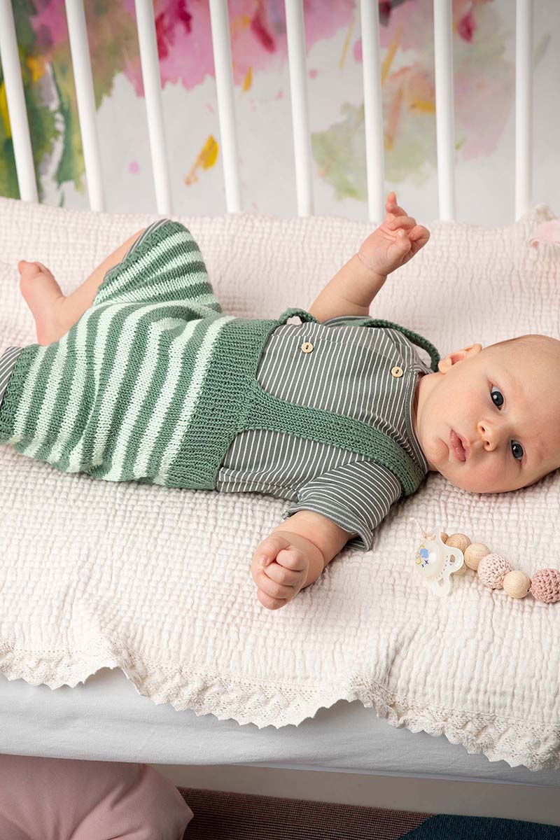 Strickset Kurze Trägerhose Aus Baby Cotton Von Lang Yarns 2 Strickset Kurze Trägerhose Aus Baby Cotton Von Lang Yarns – Bild 2