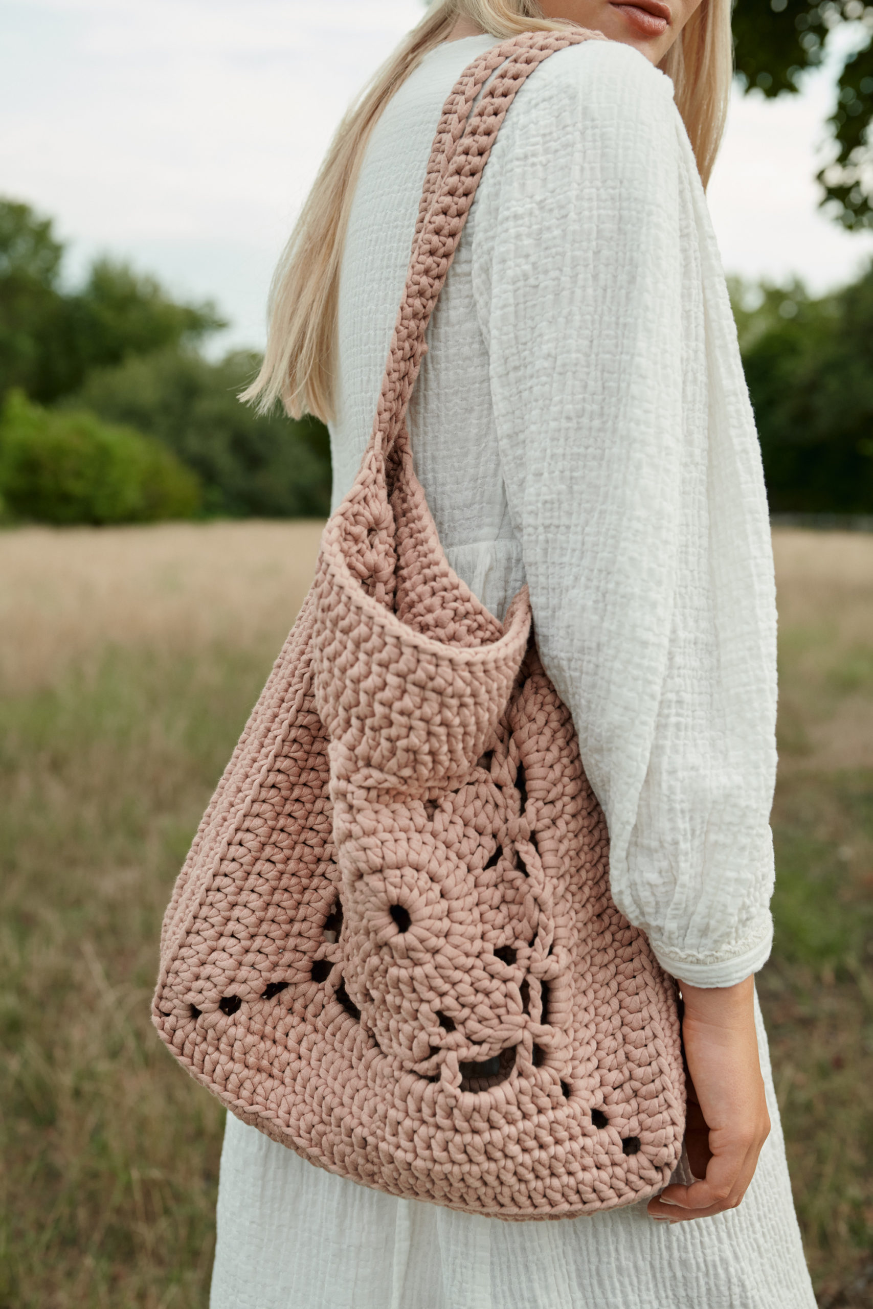 Strickset Häkeltasche Aus Quadratischen Motiven Aus The Tube Von Lana Grossa 1 Häkeltasche Aus Quadratischen Motiven - The Tube