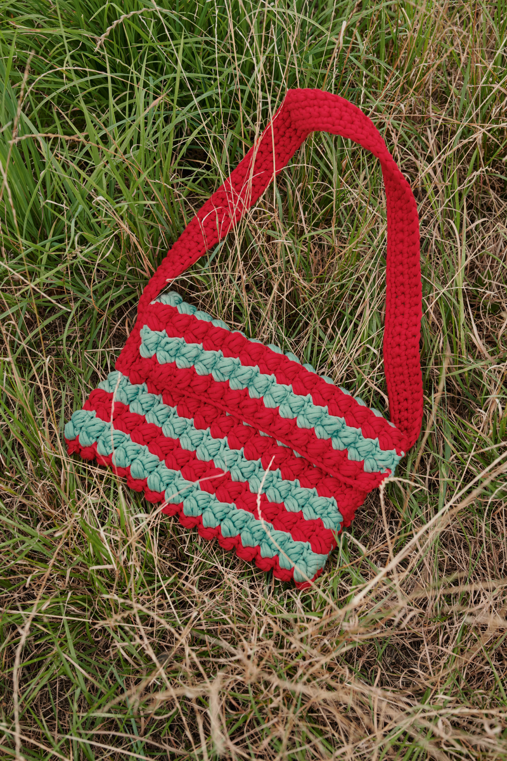 Strickset Tasche Im Noppenmuster Mit Tragegurt Aus The Tube Von Lana Grossa 1 Tasche Im Noppenmuster Mit Tragegurt - The Tube