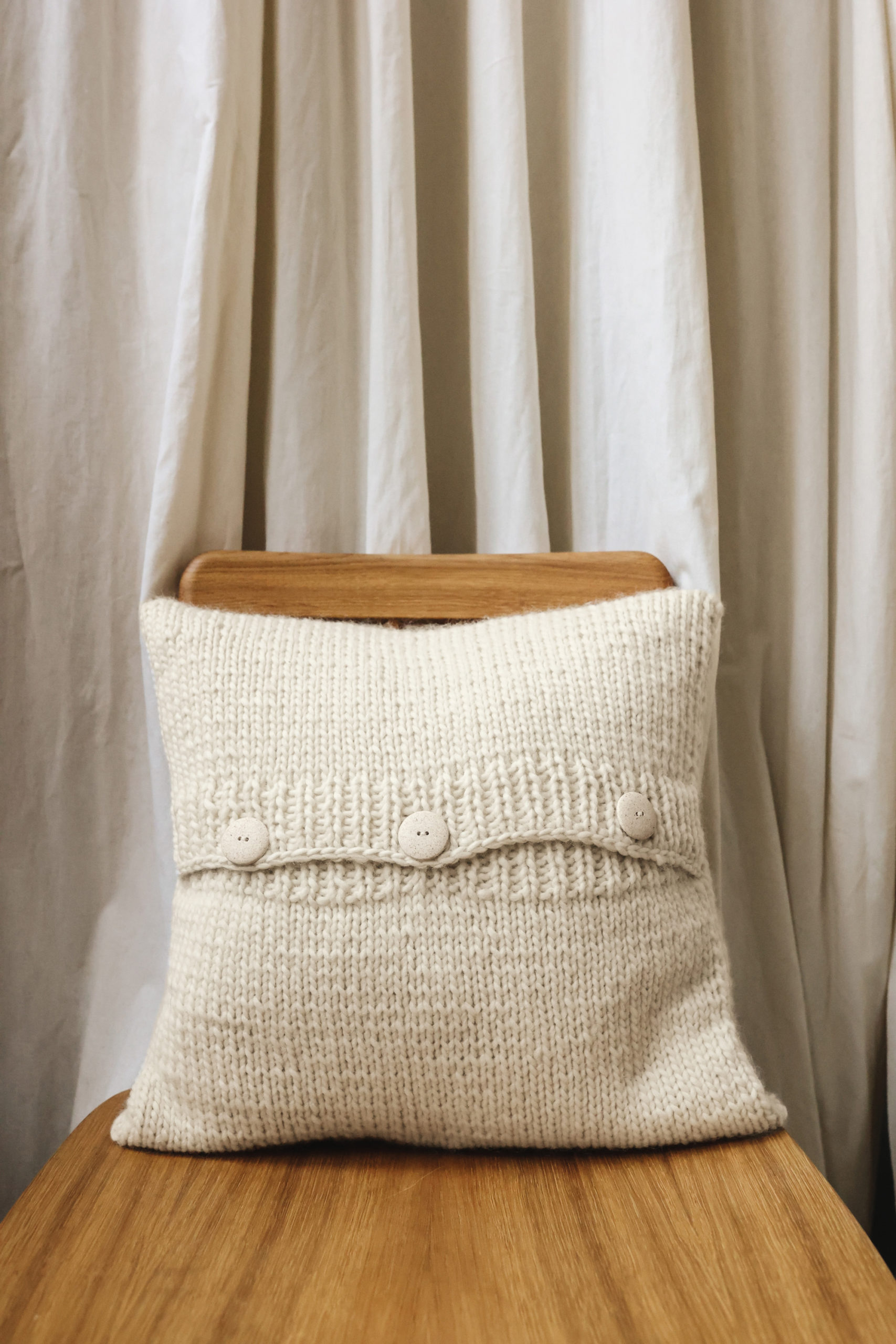 Strickset Kissenhülle Mit Zierknopfleiste Aus Per Lei Gots Von Lana Grossa 1 Kissenhülle Mit Zierknopfleiste - Per Lei