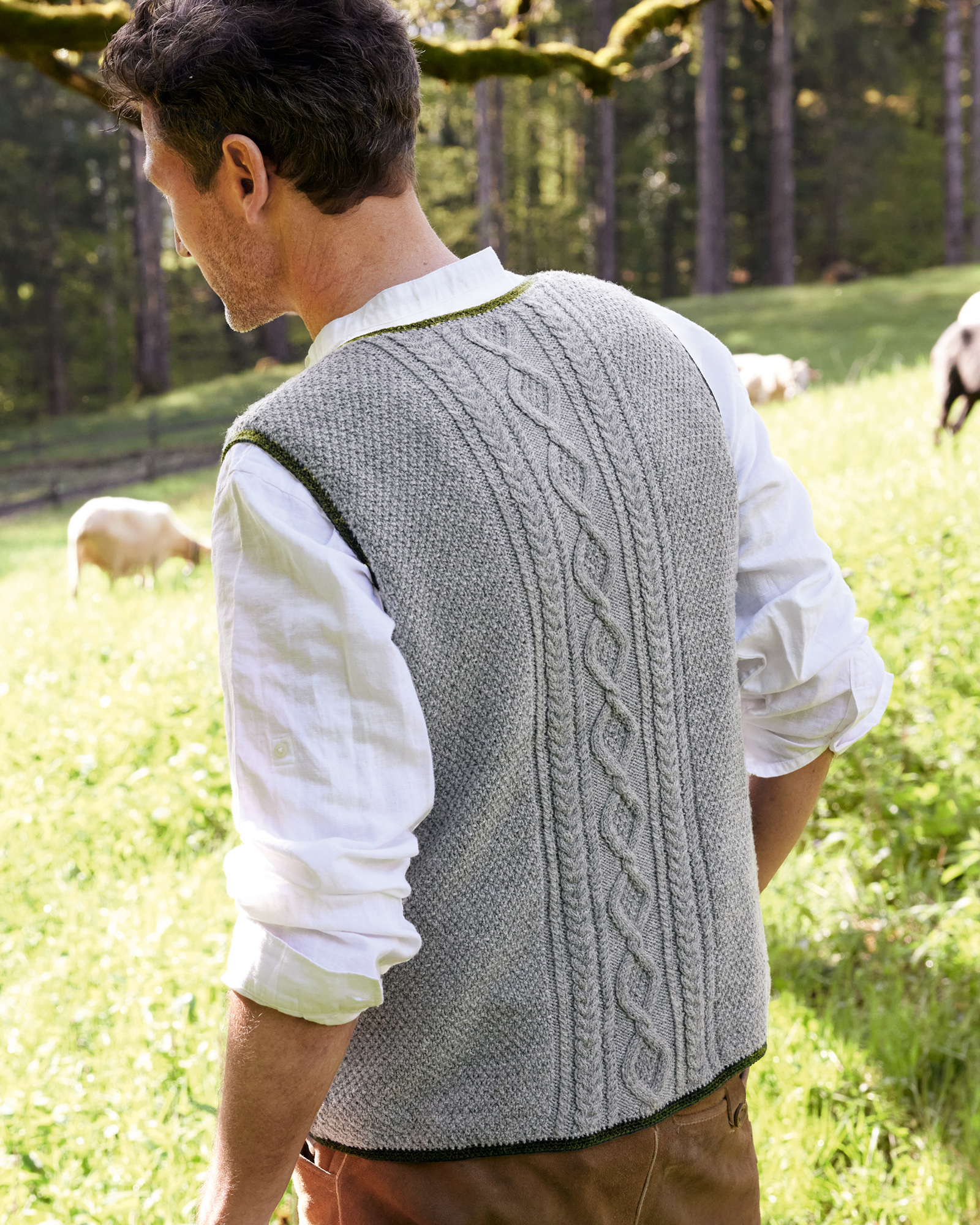 Strickset Herrenweste Mit Zopfmuster Aus Cool Wool Von Lana Grossa 1 Strickset Herrenweste Mit Zopfmuster Aus Cool Wool Von Lana Grossa