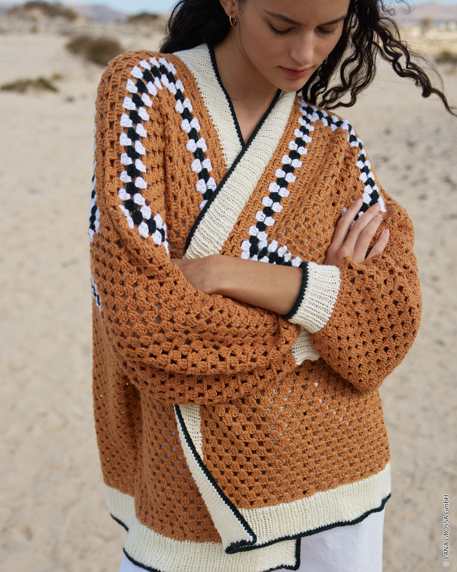 Strickset Cardigan Mit Quadratischen Motiven Im Stäbchenlochmuster Aus Soft Cotton Von Lana Grossa 3 Strickset Cardigan Mit Quadratischen Motiven Im Stäbchenlochmuster Aus Soft Cotton Von Lana Grossa – Bild 3