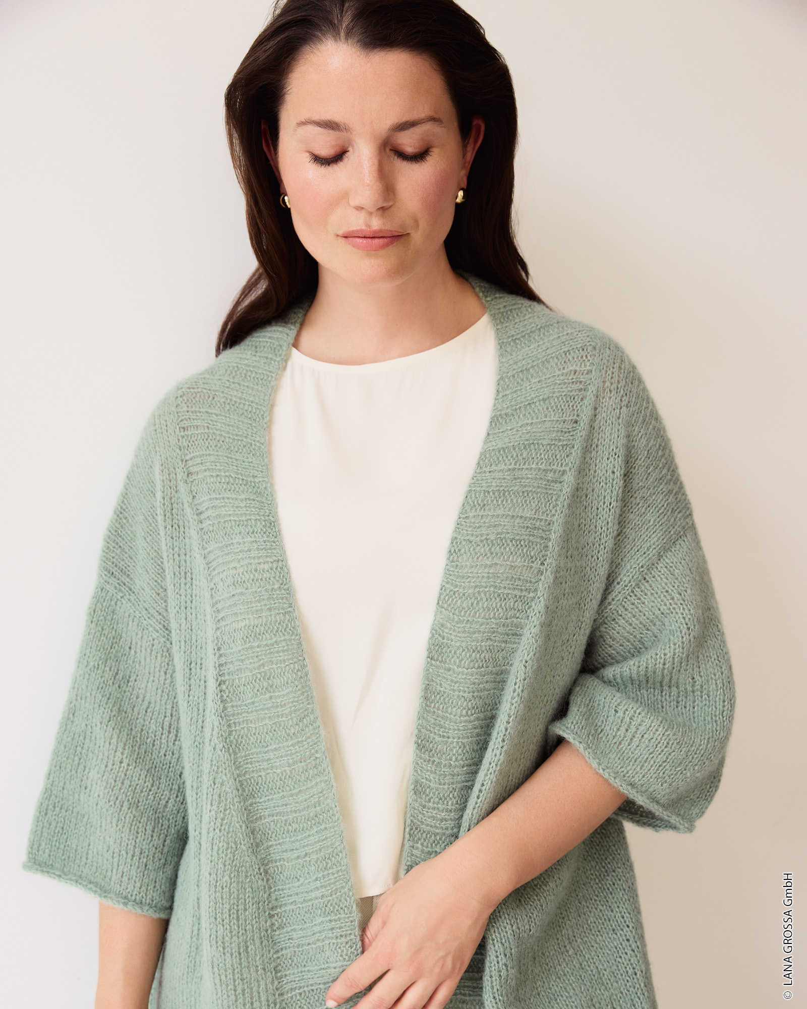 Strickset Cardigan Mit Kurzen Ärmeln Aus Setasuri Von Lana Grossa 3 Strickset Cardigan Mit Kurzen Ärmeln Aus Setasuri Von Lana Grossa – Bild 3