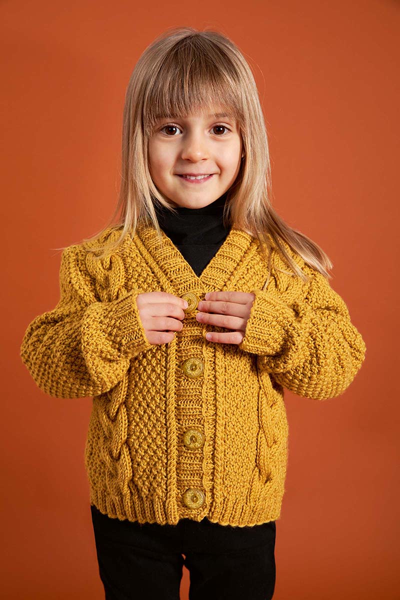 Strickset Cardigan Mit Zöpfen Aus Poseidon Von Lang Yarns 1 Strickset Cardigan Mit Zöpfen Aus Poseidon Von Lang Yarns