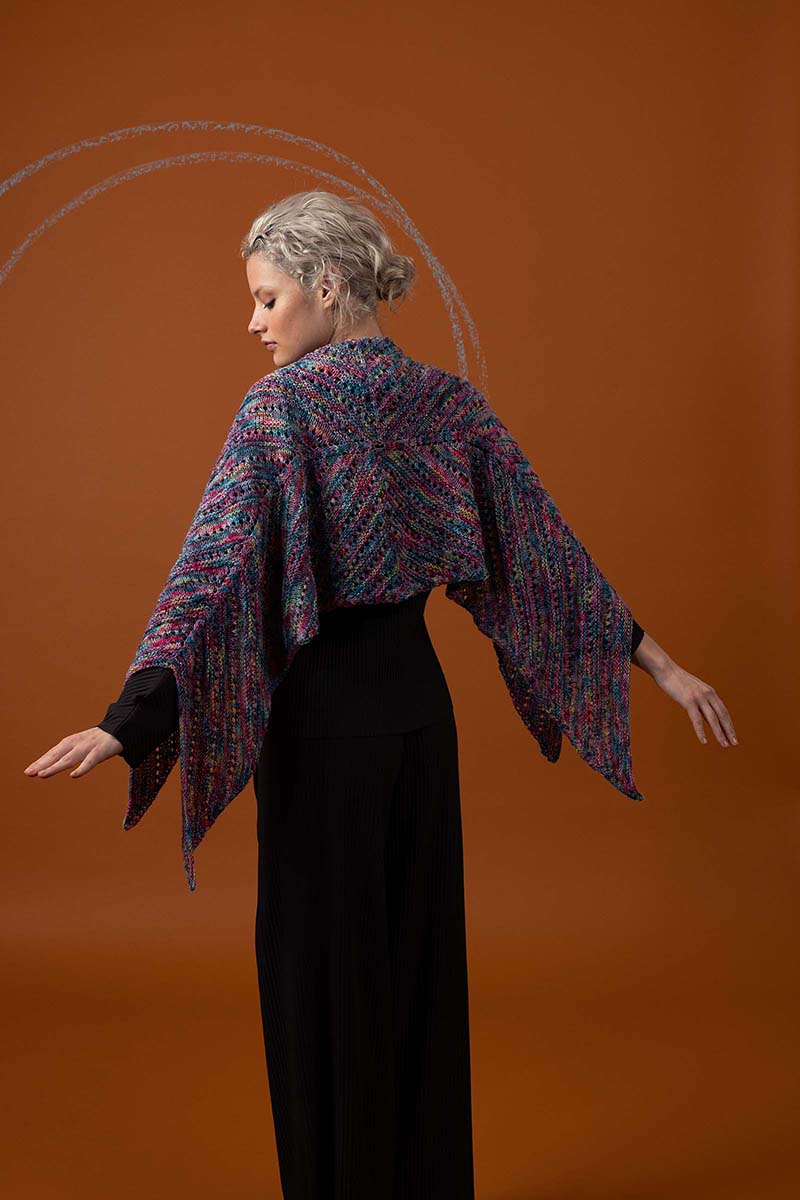 Strickset Dreiecktuch Aus Alpaca Soxx 4-Fach Hand Dyed Von Lang Yarns 1 Strickset Dreiecktuch Aus Alpaca Soxx 4-Fach Hand Dyed Von Lang Yarns