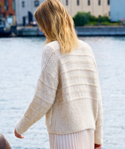 Strickset Cardigan Mit Lochmusterstreifen Aus Natural Alpaca Pelo Von Lana Grossa 5 Strickset Cardigan Mit Lochmusterstreifen Aus Natural Alpaca Pelo Von Lana Grossa – Bild 3