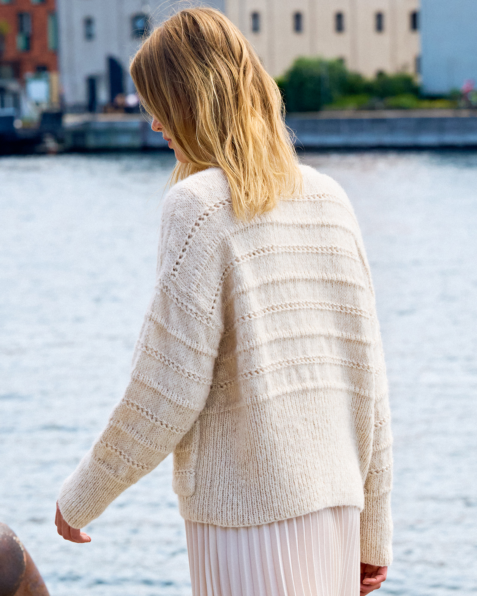 Strickset Cardigan Mit Lochmusterstreifen Aus Natural Alpaca Pelo Von Lana Grossa 3 Strickset Cardigan Mit Lochmusterstreifen Aus Natural Alpaca Pelo Von Lana Grossa – Bild 3