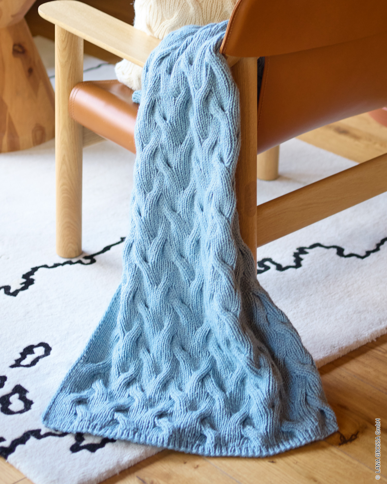 Strickset Decke Im Versetzten Rippenzopfmuster Aus Alta Moda Alpaca Von Lana Grossa 1 Strickset Decke Im Versetzten Rippenzopfmuster Aus Alta Moda Alpaca Von Lana Grossa