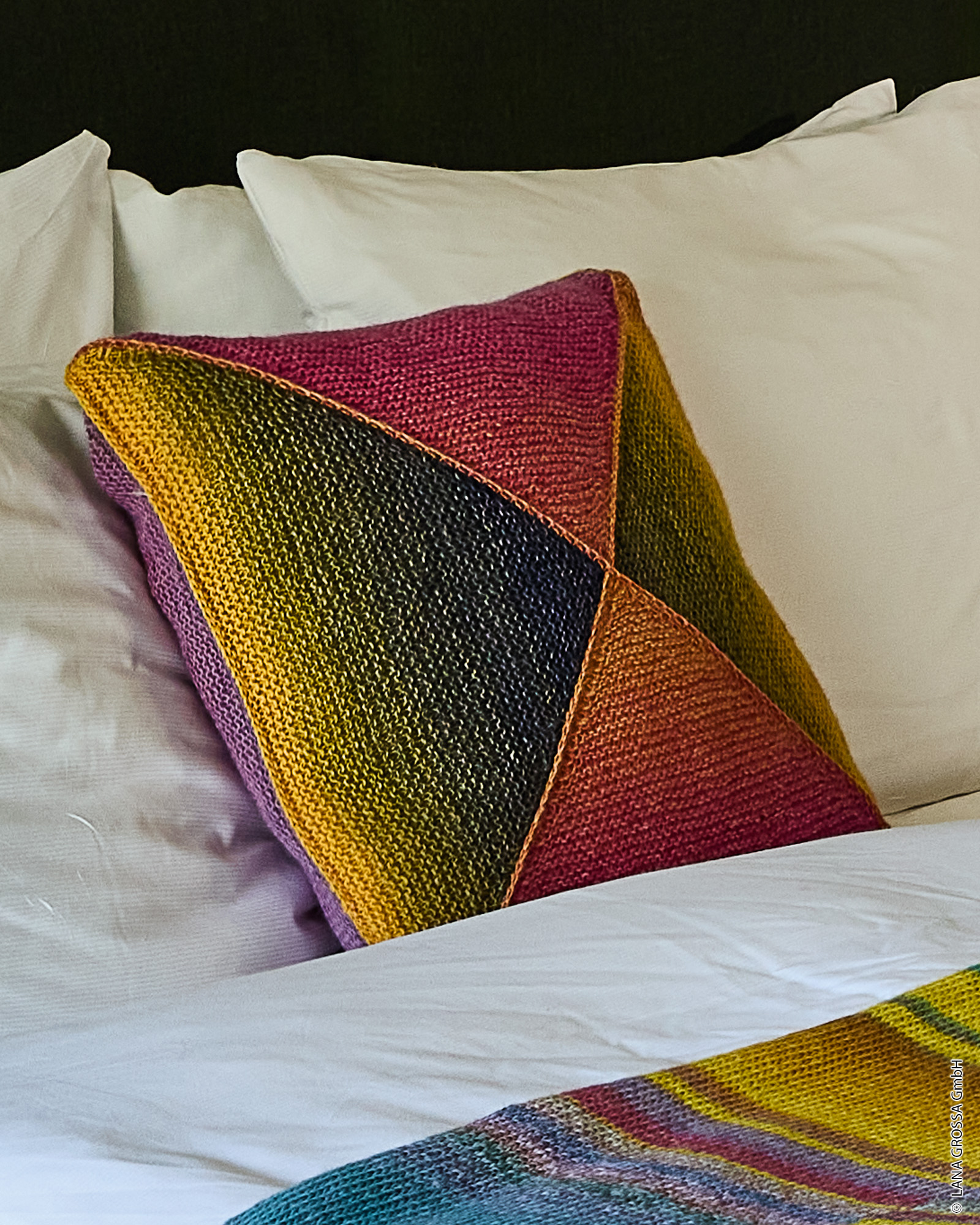 Strickset Kissenhülle Aus Dreiecken Kraus Rechts Aus Gomitolo Versione Von Lana Grossa 3 Strickset Kissenhülle Aus Dreiecken Kraus Rechts Aus Gomitolo Versione Von Lana Grossa – Bild 3