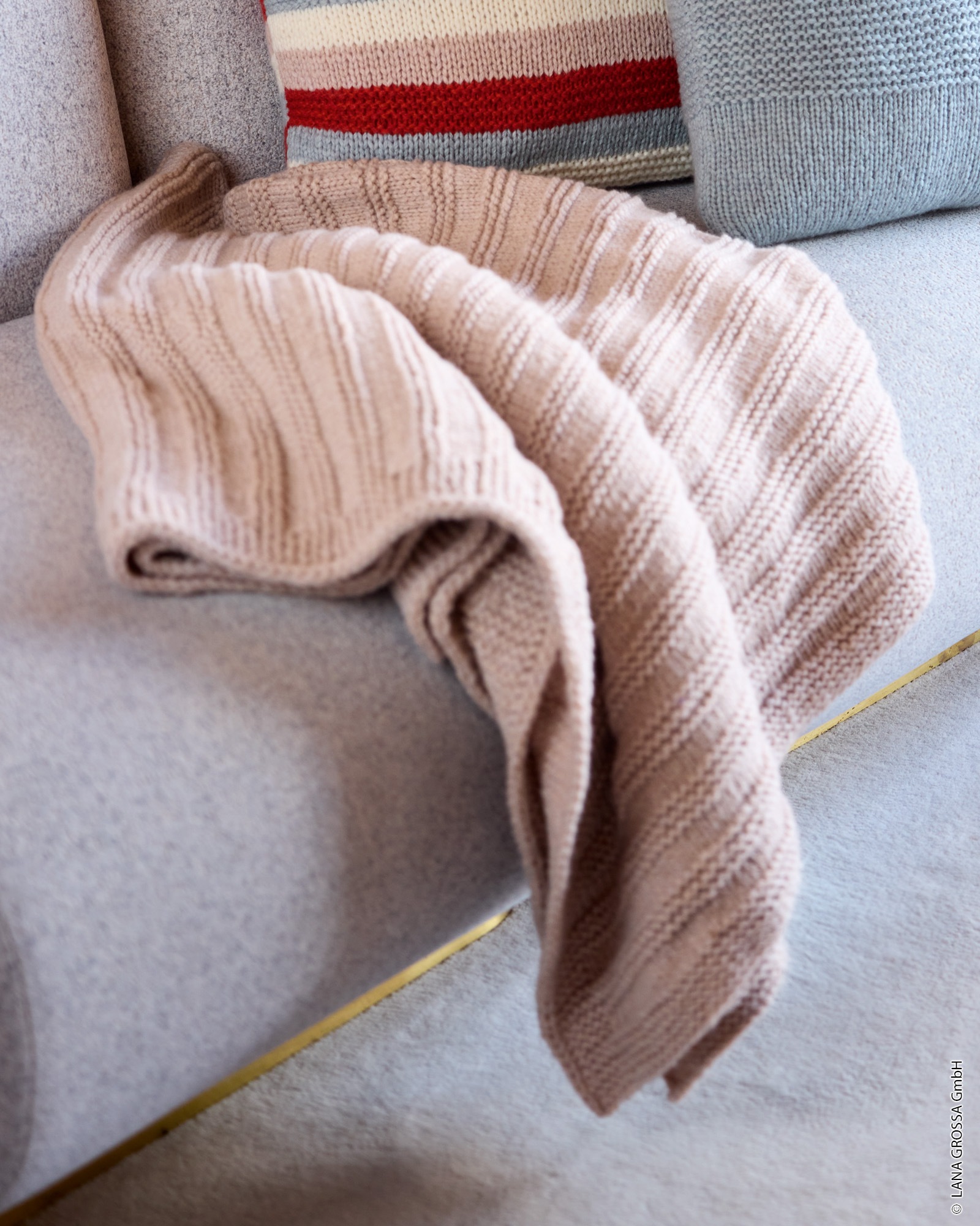 Strickset Decke Glatt Rechts Und Kraus Rechts Aus Alta Moda Cashmere 16 Von Lana Grossa 3 Strickset Decke Glatt Rechts Und Kraus Rechts Aus Alta Moda Cashmere 16 Von Lana Grossa – Bild 3