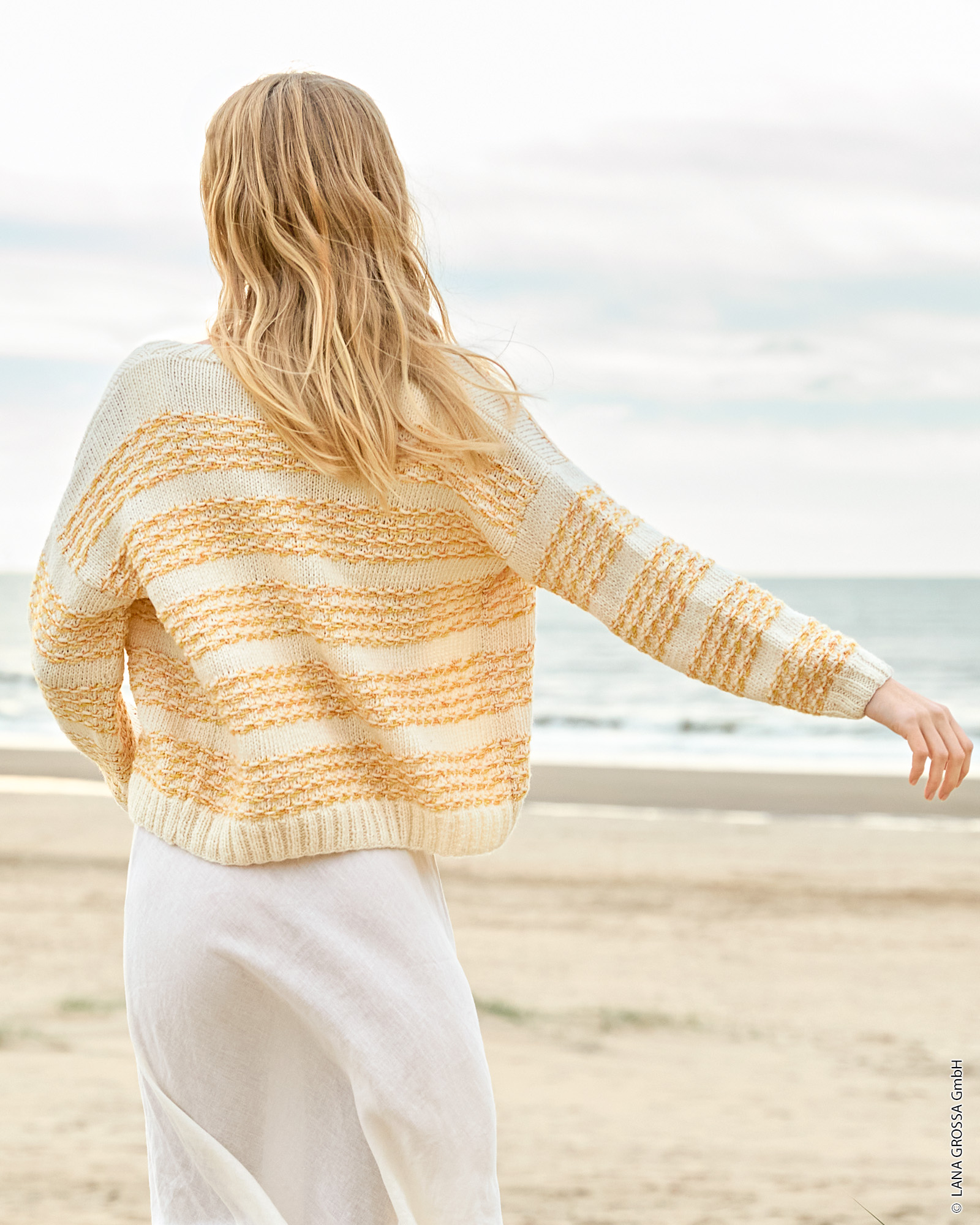 Strickset Jacke Mit Hebemaschenmuster Aus Summer Softness Und Bottoni Von Lana Grossa 3 Strickset Jacke Mit Hebemaschenmuster Aus Summer Softness Und Bottoni Von Lana Grossa – Bild 3