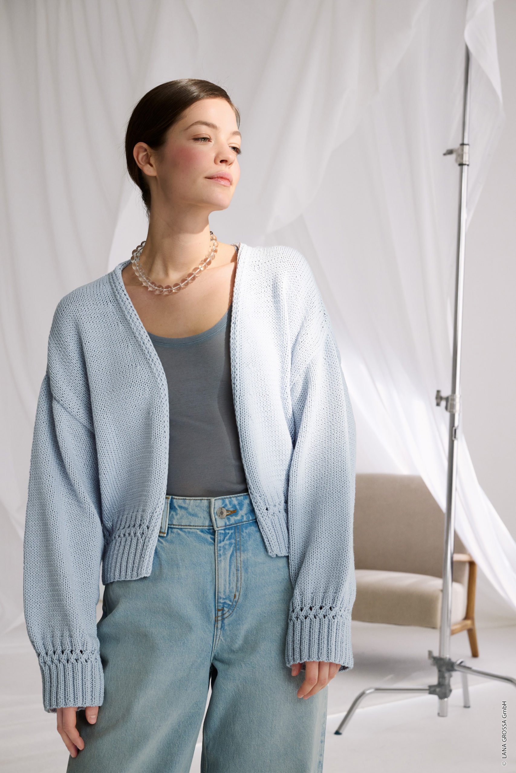Strickset Cardigan Mit Zopfmuster-Details Aus Promessa Von Lana Grossa 1 Strickset Cardigan Mit Zopfmuster-Details Aus Promessa Von Lana Grossa