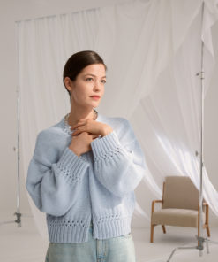 Strickset Cardigan Mit Zopfmuster-Details Aus Promessa Von Lana Grossa 5 Strickset Cardigan Mit Zopfmuster-Details Aus Promessa Von Lana Grossa – Bild 3