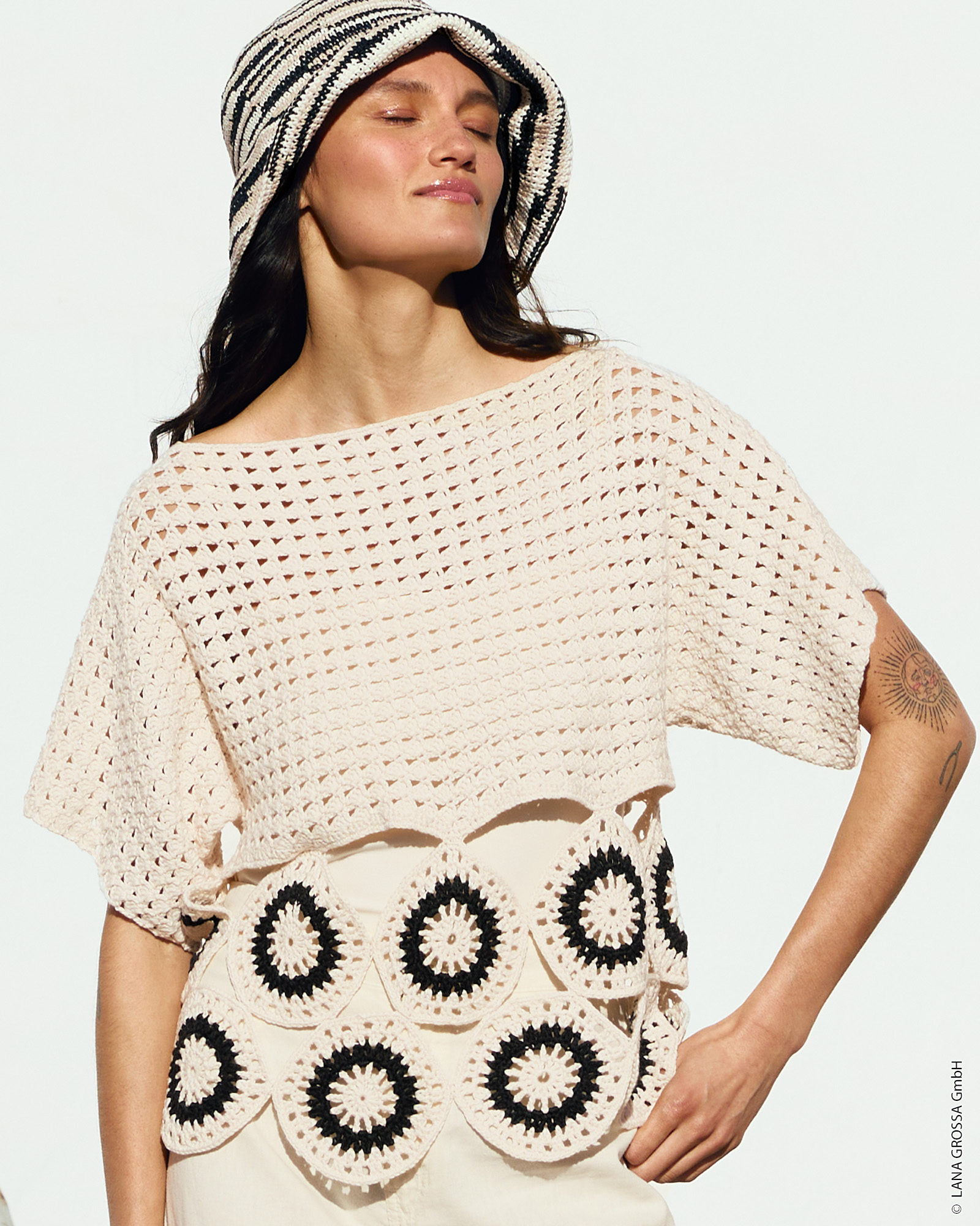 Strickset Shirt Im Stäbchen-Lochmuster Mit Rosetten Aus Campo Von Lana Grossa 1 Strickset Shirt Im Stäbchen-Lochmuster Mit Rosetten Aus Campo Von Lana Grossa