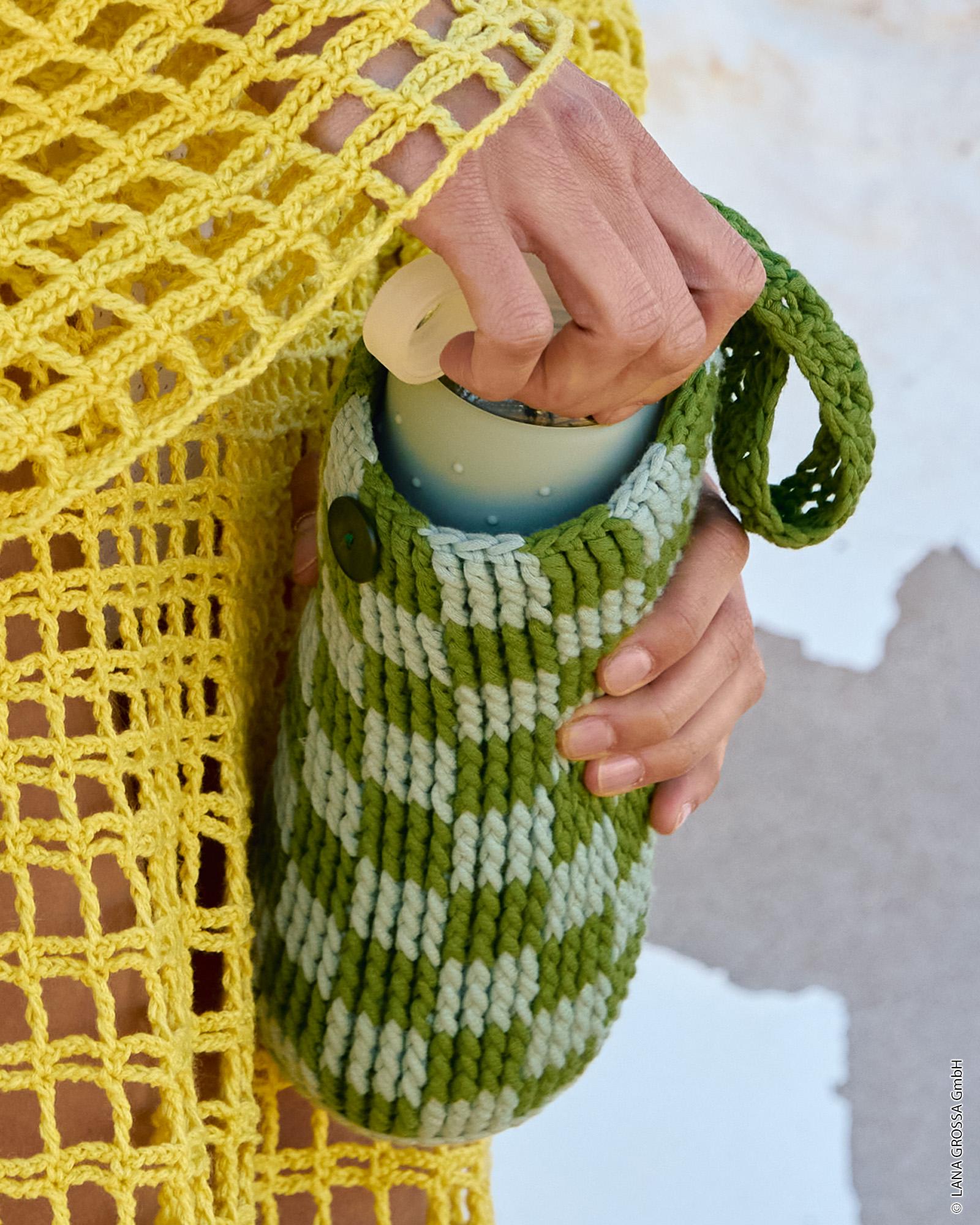 Strickset Flaschentasche Im Karomuster In Reliefstäbchen Aus Promessa Von Lana Grossa 3 Strickset Flaschentasche Im Karomuster In Reliefstäbchen Aus Promessa Von Lana Grossa – Bild 3