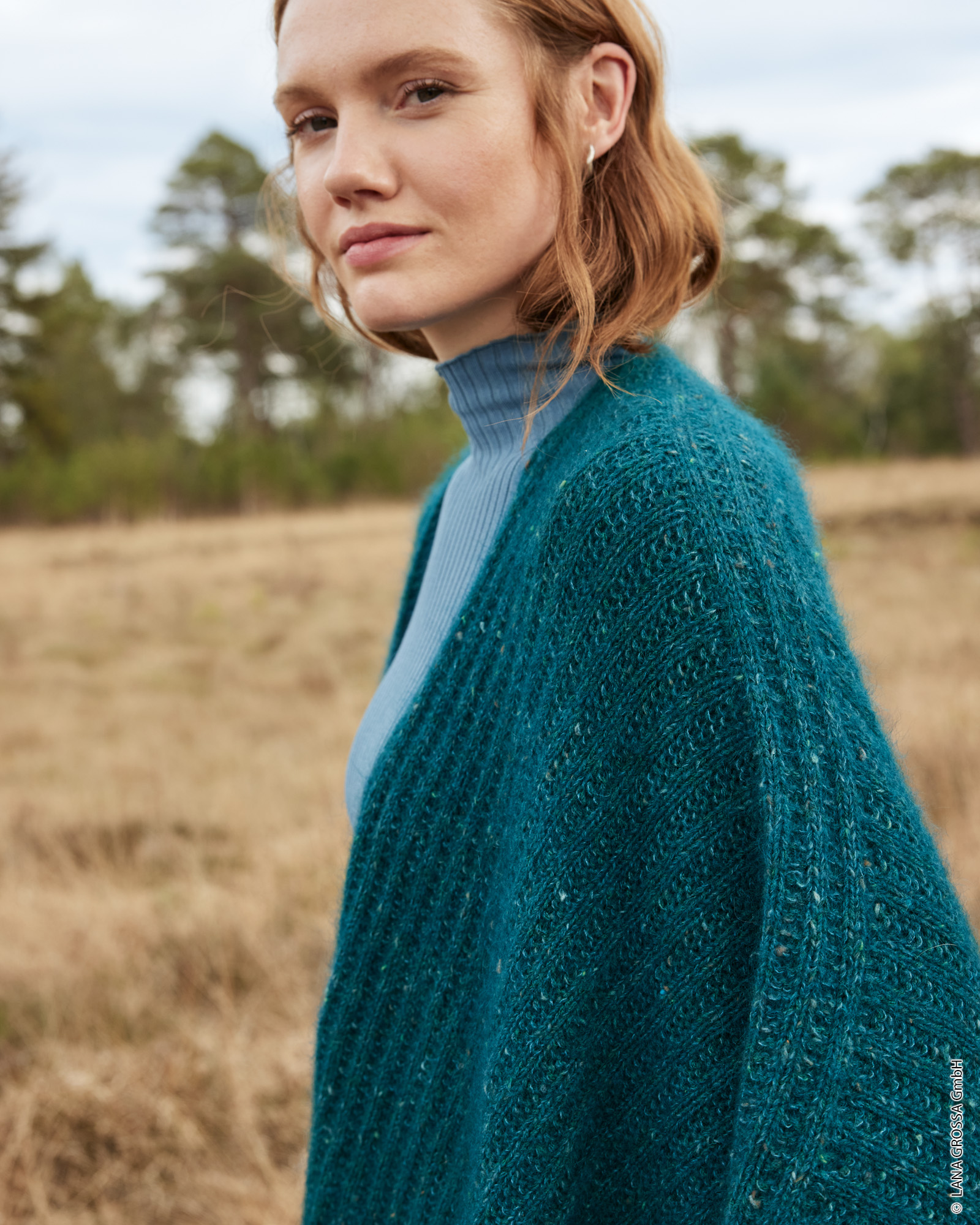 Strickset Poncho Aus Cashmere 16 Fine Und Natural Superkid Tweed Von Lana Grossa 2 Strickset Poncho Aus Cashmere 16 Fine Und Natural Superkid Tweed Von Lana Grossa – Bild 2