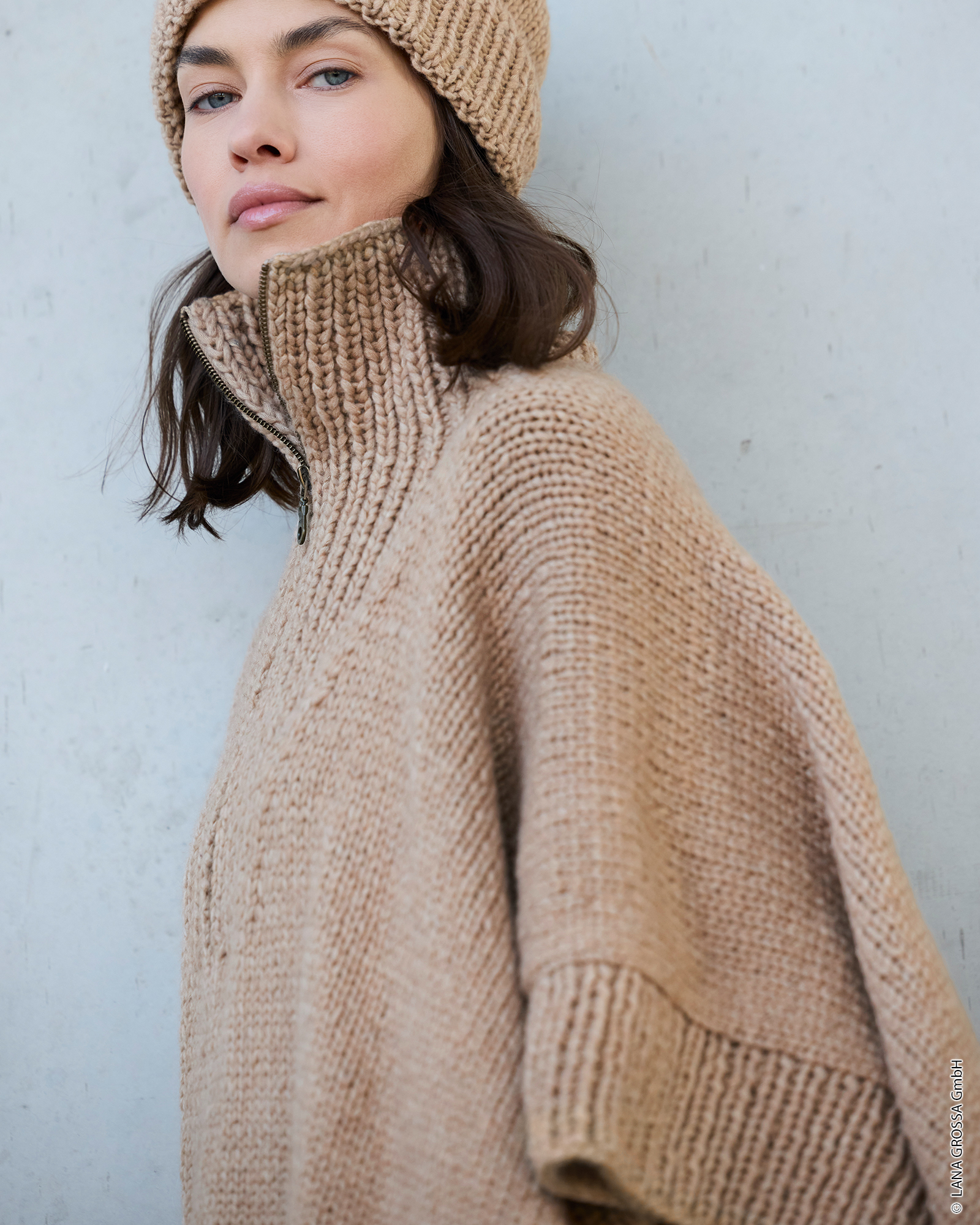 Strickset Poncho Mit Rippenmuster Aus Winter Softness Von Lana Grossa 2 Strickset Poncho Mit Rippenmuster Aus Winter Softness Von Lana Grossa – Bild 2