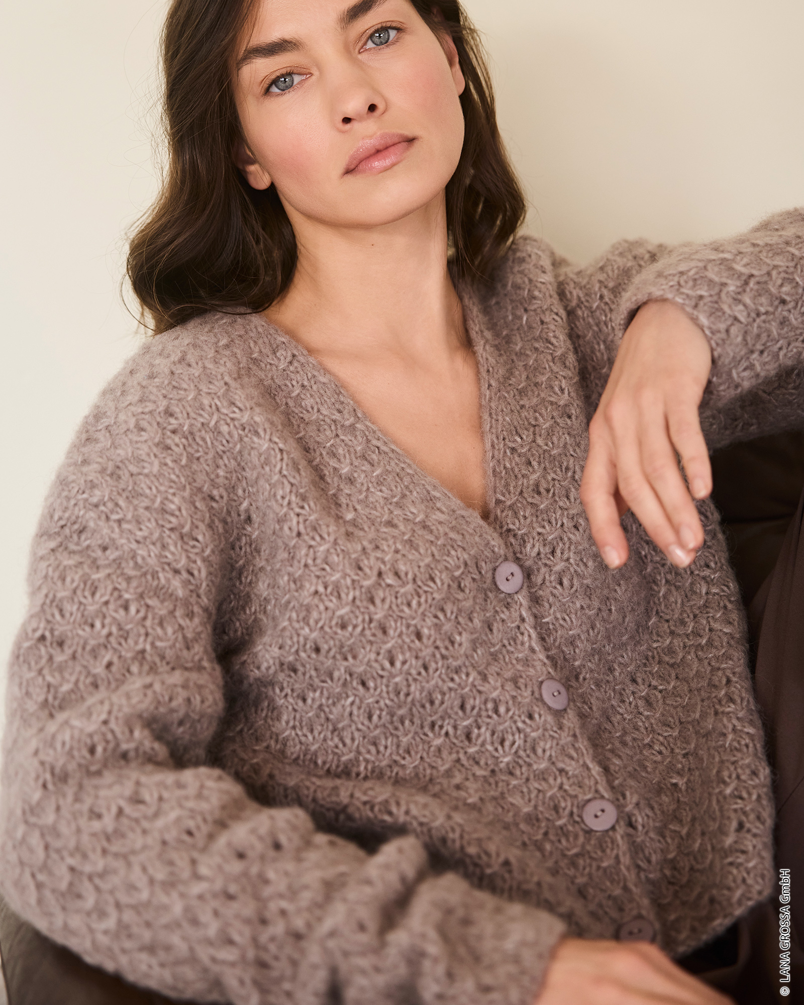 Strickset Jacke Mit Zopflochmuster Aus Alpaca Air Ii Von Lana Grossa 2 Strickset Jacke Mit Zopflochmuster Aus Alpaca Air Ii Von Lana Grossa – Bild 2