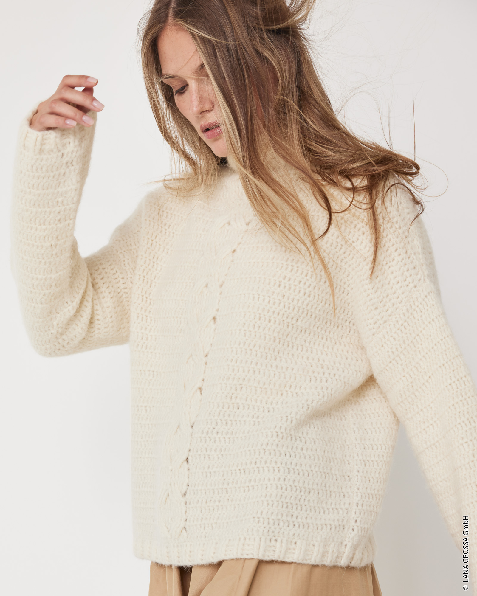 Strickset Häkelpullover Mit Zopfstreifen Aus Nebbia Von Lana Grossa 3 Strickset Häkelpullover Mit Zopfstreifen Aus Nebbia Von Lana Grossa – Bild 3