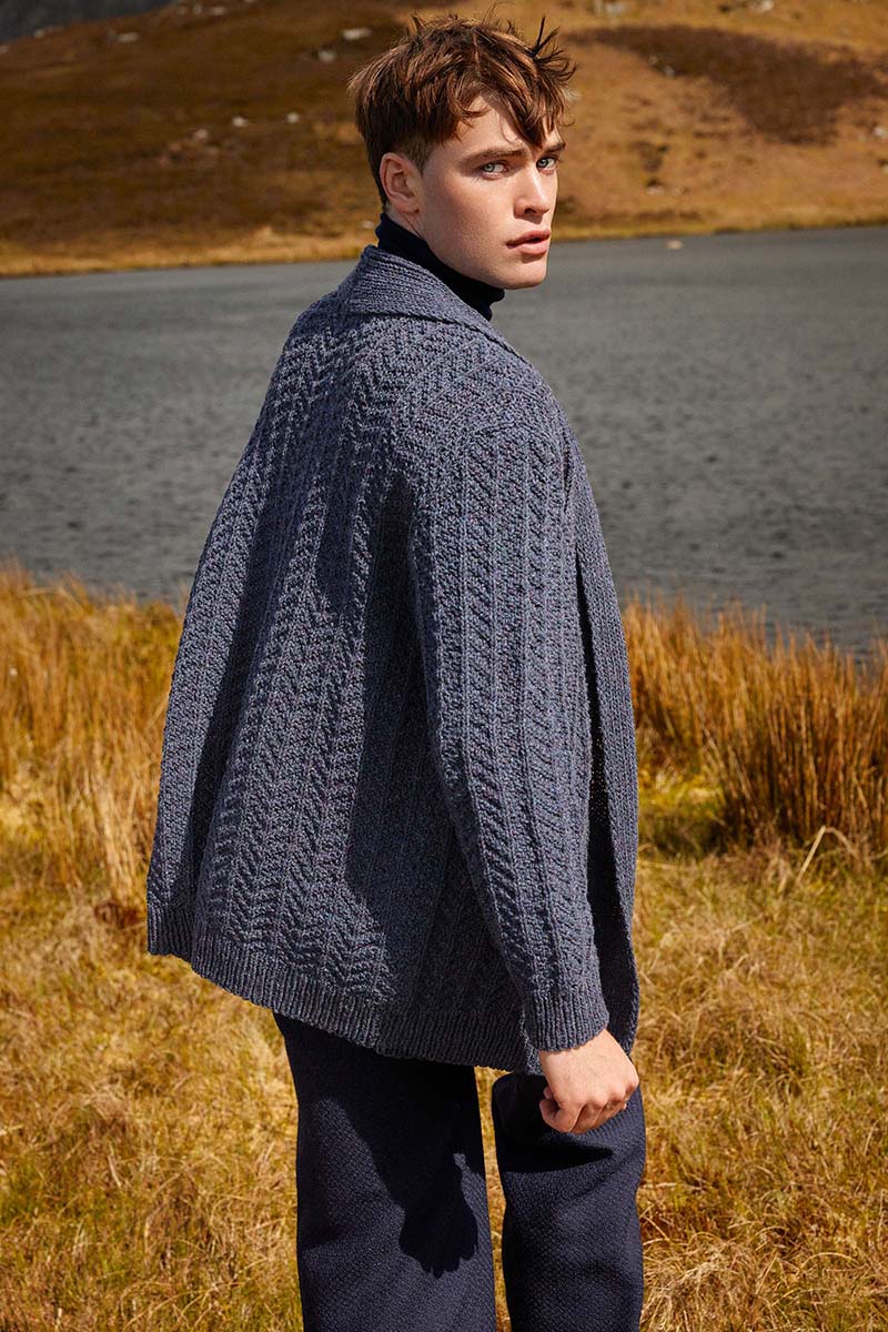 Strickset Herrenstrickjacke Aus Donegal Woolen Spun Von Lang Yarns 2 Strickset Herrenstrickjacke Aus Donegal Woolen Spun Von Lang Yarns – Bild 2