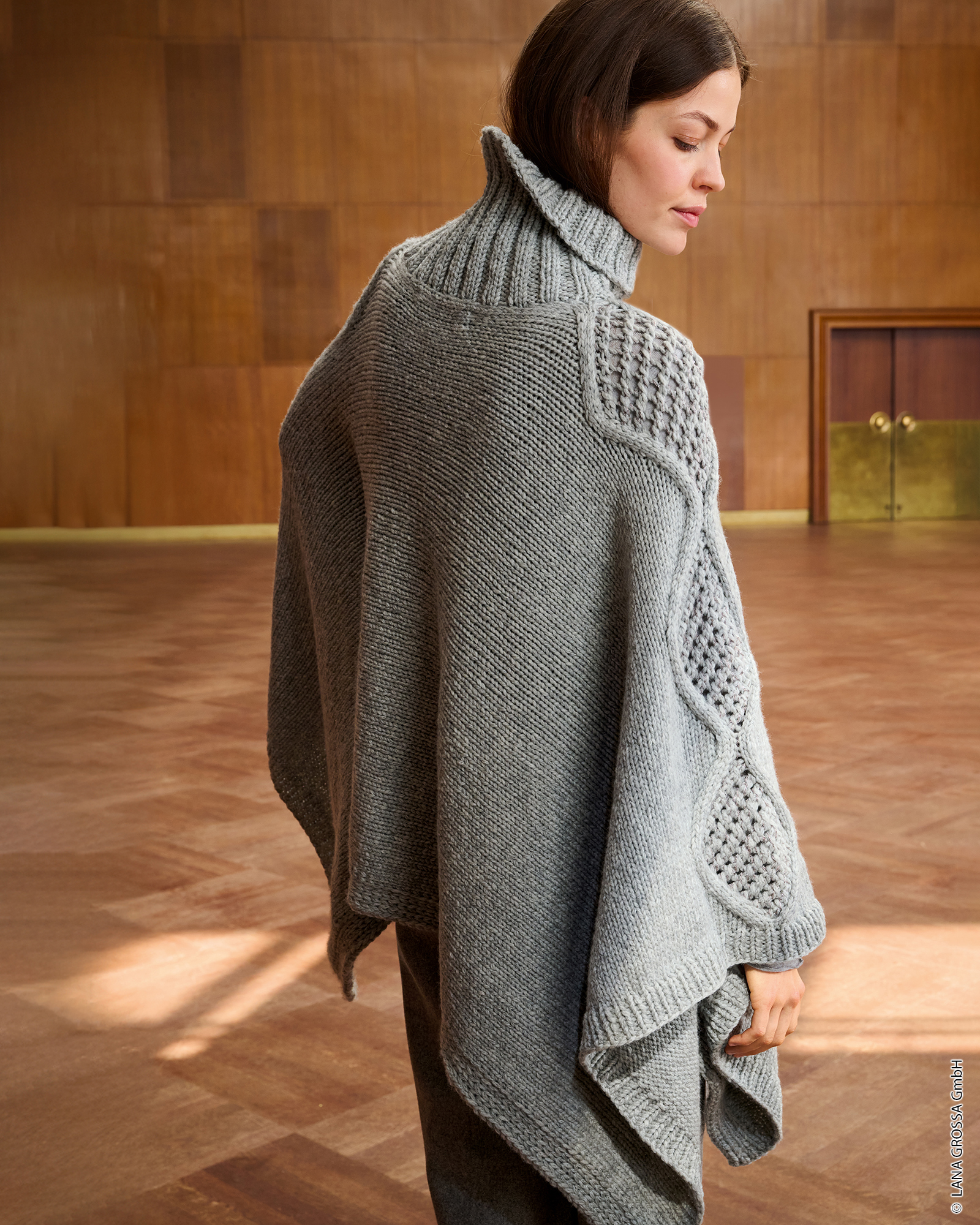 Strickset Poncho Aus Cool Merino Big Und Glamour Von Lana Grossa 3 Strickset Poncho Aus Cool Merino Big Und Glamour Von Lana Grossa – Bild 3