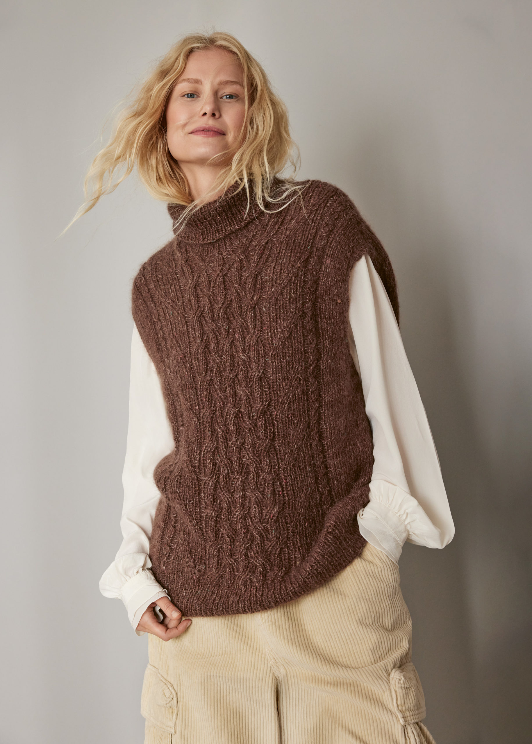 Strickset Zopf-Slipover Aus Ecopuno Und Natural Superkid Tweed Von Lana Grossa 3 Strickset Zopf-Slipover Aus Ecopuno Und Natural Superkid Tweed Von Lana Grossa – Bild 3