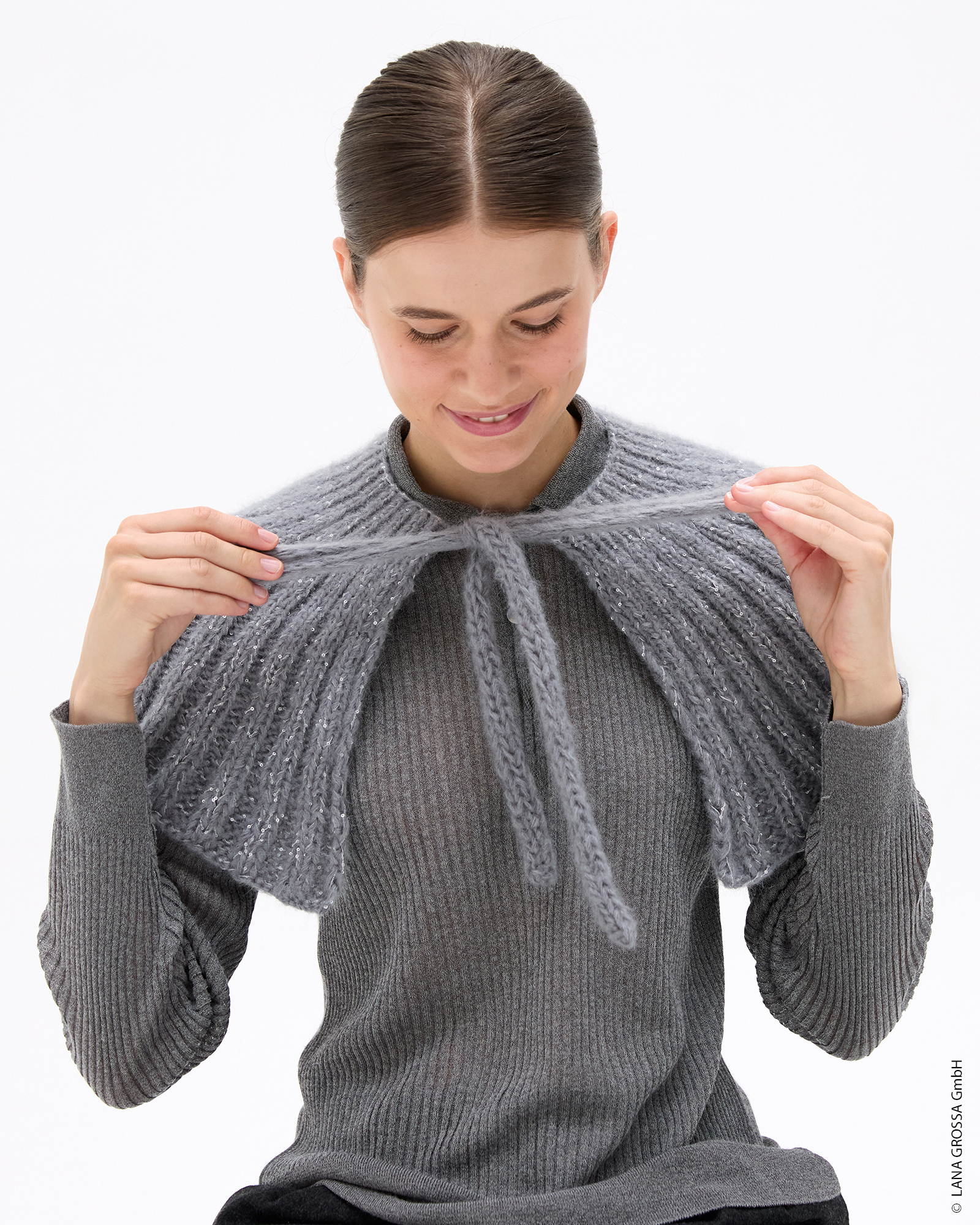 Strickset Cape Mit Bindeband Aus Mohair Di Gio Und Glamour Von Lana Grossa 2 Strickset Cape Mit Bindeband Aus Mohair Di Gio Und Glamour Von Lana Grossa – Bild 2