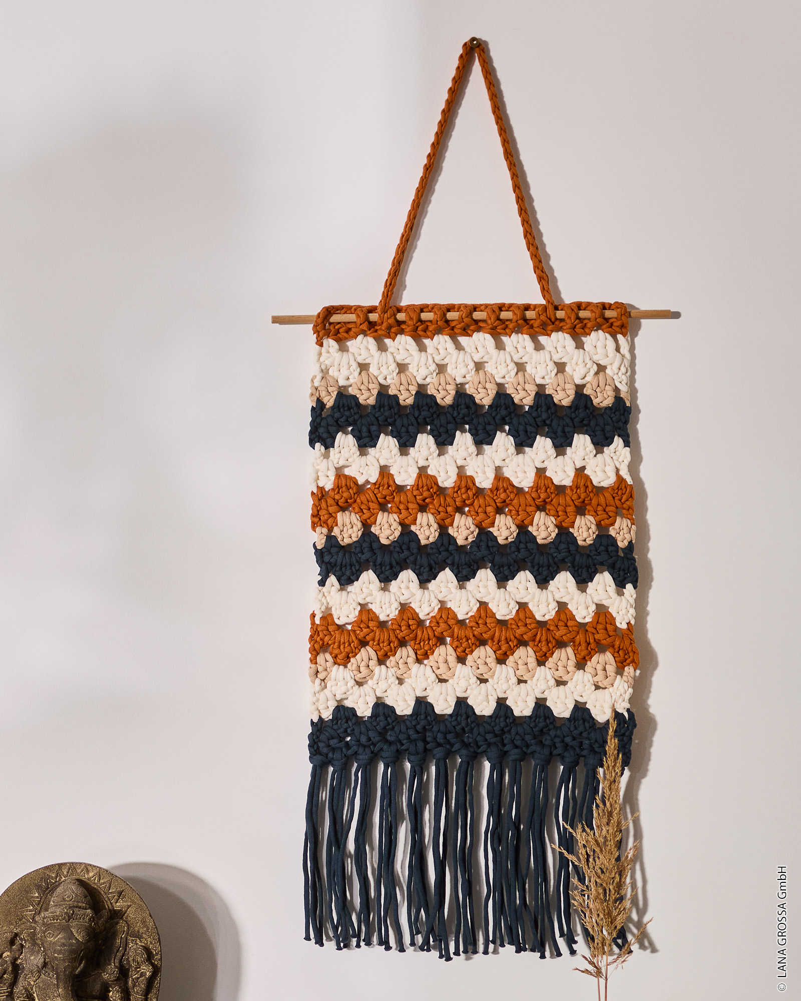 Strickset Wandbehang Im Stäbchenmuster-Gerader Abschluss Aus The Tube Von Lana Grossa 1 Strickset Wandbehang Im Stäbchenmuster-Gerader Abschluss Aus The Tube Von Lana Grossa