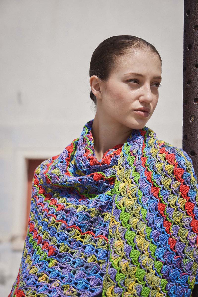 Strickset Dreiecktuch Gehäkelt Aus Eternity Von Lang Yarns 2 Strickset Dreiecktuch Gehäkelt Aus Eternity Von Lang Yarns – Bild 2