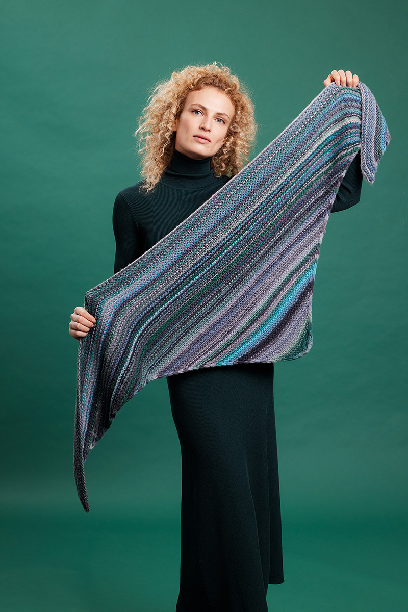 Strickset Dreiecktuch Aus Cloud Von Lang Yarns 2 Strickset Dreiecktuch Aus Cloud Von Lang Yarns – Bild 2